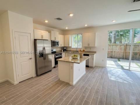 1019 SE 24th Ter, Homestead FL - photo 7 of 22