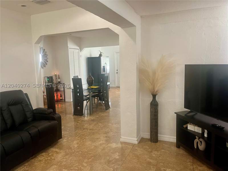 2 bedroom SingleFamilyResidence at 521 NW 32nd Pl, Blake Sub, Miami — photo 3