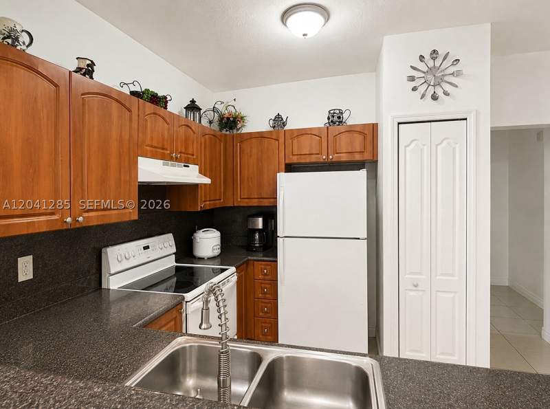 2 bedroom Condominium at 7250 NW 177th St 200-16, Shoma Homes At Country Cl, Hialeah — photo 4