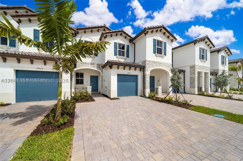 3 bedroom Townhouse at 12620 NW 23rd Pl, Golf Park Sec 1, Miami — photo 2