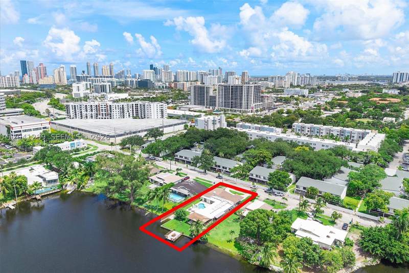 5 bedroom SingleFamilyResidence at 2531 NE 195th St, ENCHANTED LAKE, Miami — photo 3