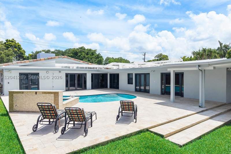 5 bedroom SingleFamilyResidence at 2531 NE 195th St, ENCHANTED LAKE, Miami — photo 4