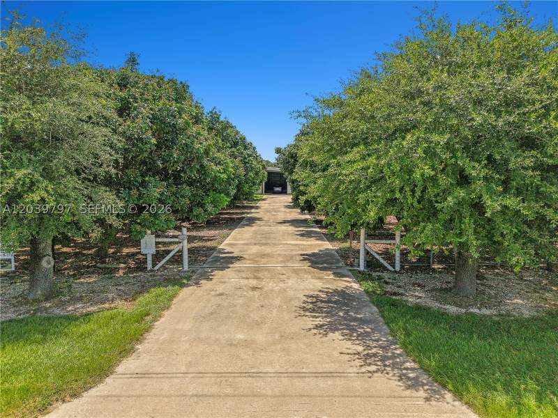 5 bedroom SingleFamilyResidence at 33300 SW 202nd Ave, Miami Dade Unincorporated, Homestead — photo 4