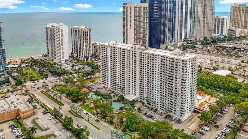 3 bedroom Condominium at 210 174th St 405, Winston Towers 600 Condo, Sunny Isles Beach — photo 3