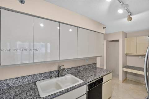 5757 Collins Ave 405, Miami Beach FL - photo 14 of 45