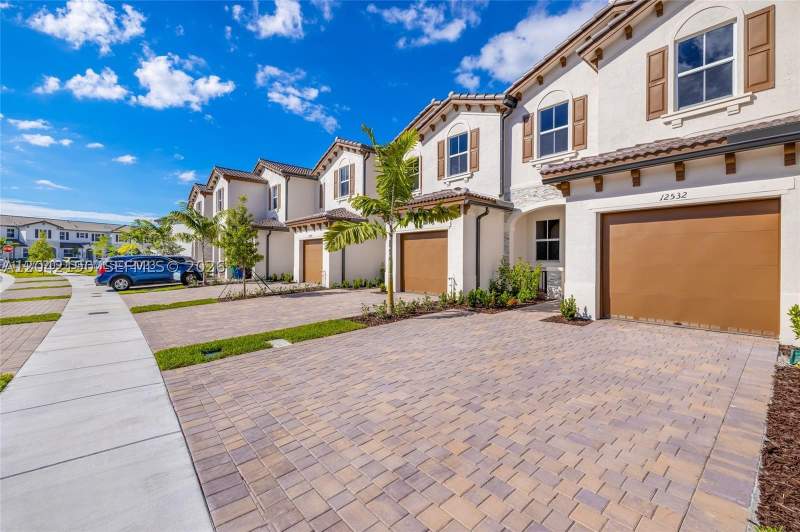 3 bedroom Townhouse at 12532 NW 23rd Pl, Golf Ests 1st Addn, Miami — photo 2