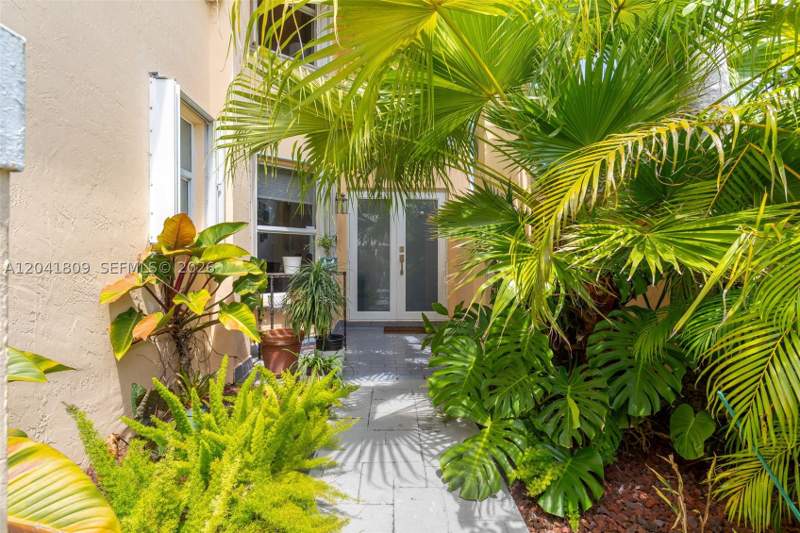 3 bedroom SingleFamilyResidence at 4766 SW 154th Ave, Lakes Of The Meadow-Meado, Miami — photo 4