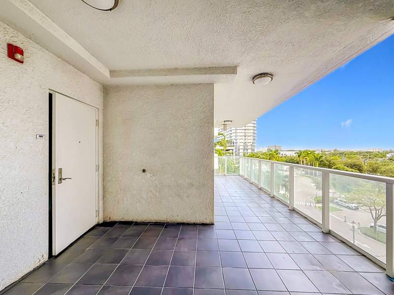 2 bedroom Condominium at 14951 Royal Oaks Lane 505, The Oaks I Condo, North Miami — photo 2