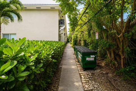35 Edgewater Dr 107, Coral Gables FL - photo 10 of 23