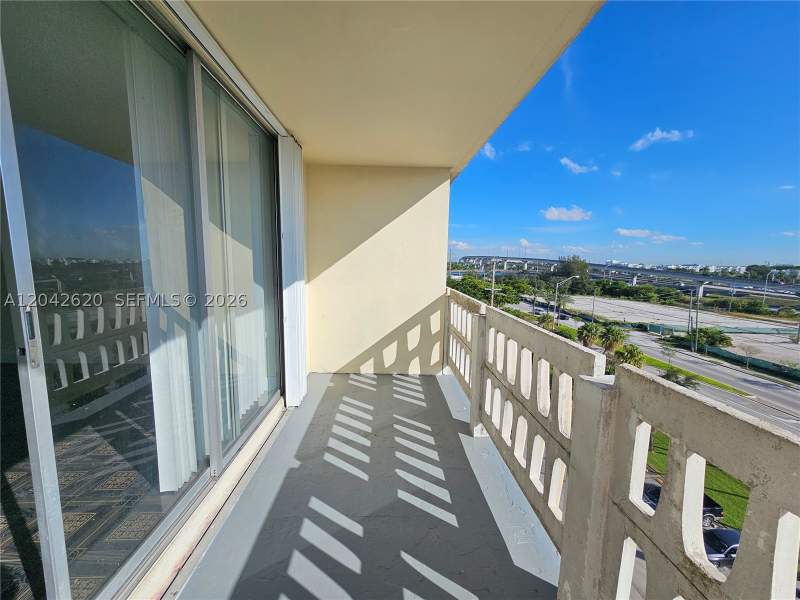 1 bedroom Condominium at 15600 NW 7th Ave 704, Parkway Towers, Miami — photo 4