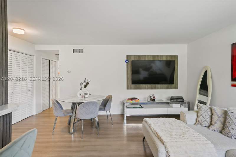1 bedroom Condominium at 1614 West Ave 203, Twin Towers Condo, Miami Beach — photo 3