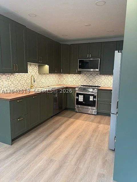 3 bedroom SingleFamilyResidence at 3053 SW 21st St, Auburn Heights, Miami — photo 2