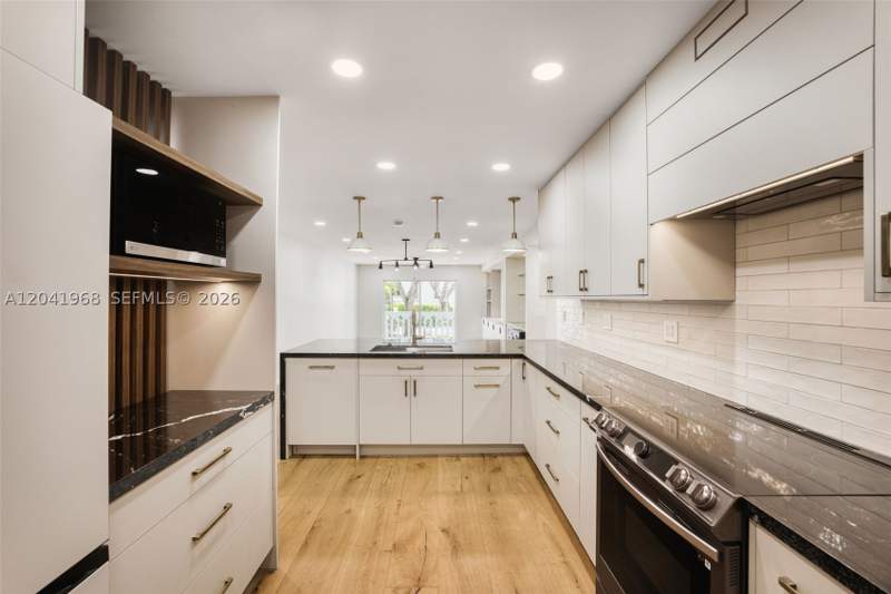 2 bedroom Condominium at 100 Edgewater Dr 142, Waters Edge Of Coral Gabl, Coral Gables — photo 5