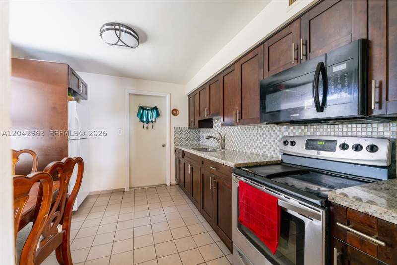 2 bedroom SingleFamilyResidence at 9265 SW 38th St, Central Heights, Miami — photo 3