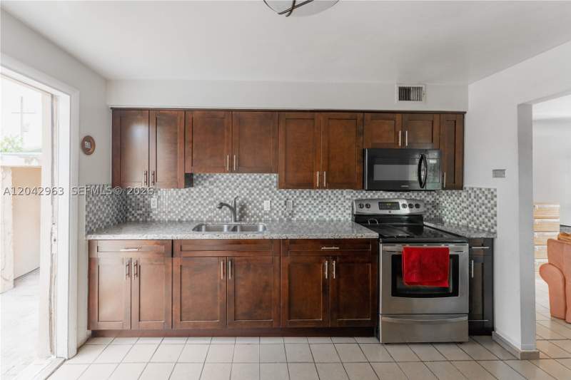 2 bedroom SingleFamilyResidence at 9265 SW 38th St, Central Heights, Miami — photo 4