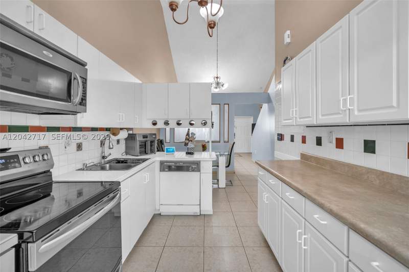 3 bedroom Villa at 9018 NW 120th St 133, Les Fontaines Condo, Hialeah Gardens — photo 2