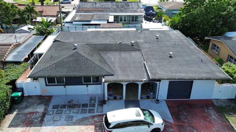 4 bedroom SingleFamilyResidence at 11512 NW 58th Ave, 4TH ADDN TO PALM SPRINGS, Hialeah — photo 2
