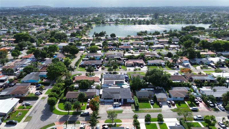 4 bedroom SingleFamilyResidence at 11512 NW 58th Ave, 4TH ADDN TO PALM SPRINGS, Hialeah — photo 4