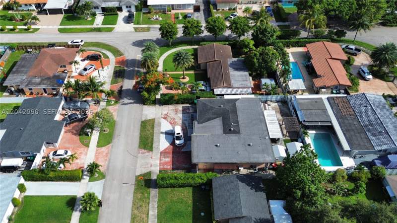 4 bedroom SingleFamilyResidence at 11512 NW 58th Ave, 4TH ADDN TO PALM SPRINGS, Hialeah — photo 5