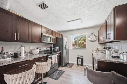 2710 W 60th Place 205, Hialeah FL - photo 10 of 31