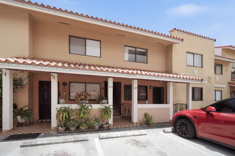 2 bedroom Condominium at 2710 W 60th Place 205, Residencial El Prado Condo, Hialeah — photo 2
