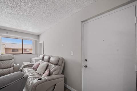 2710 W 60th Place 205, Hialeah FL - photo 22 of 31