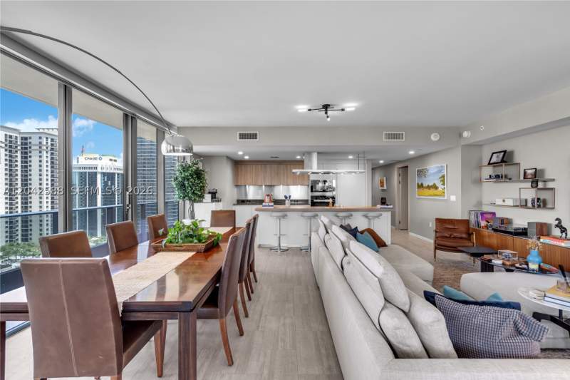3 bedroom Condominium at 1000 Brickell Plz 2402, Brickell Flatiron Condo, Miami — photo 3