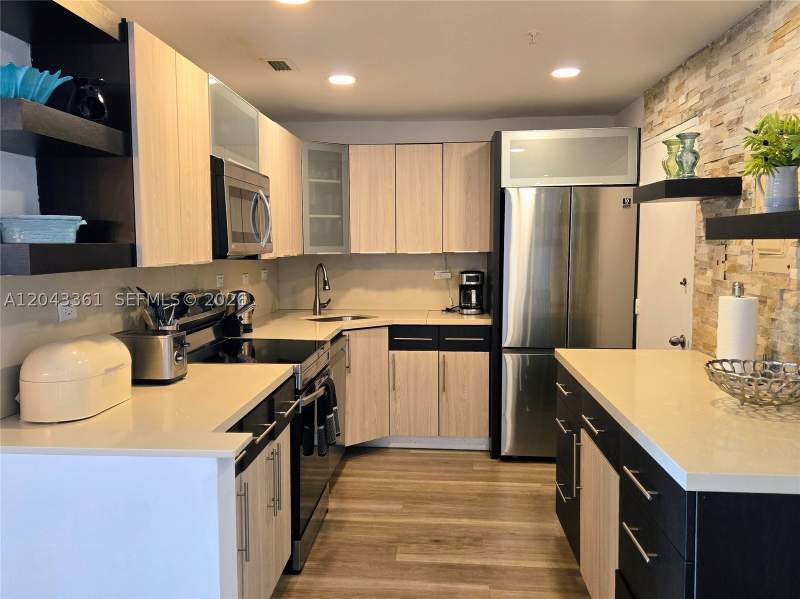 2 bedroom Condominium at 5601 Collins Ave 520, The Pavilion Condo, Miami Beach — photo 5
