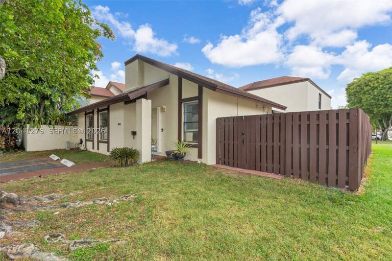 3 bedroom Condominium at 525 NW 100th Ct 525, Spring Lakes Village Phas, Miami — photo 2