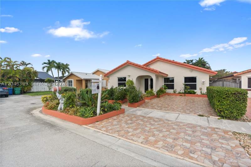 4 bedroom SingleFamilyResidence at 910 SW 140th Ave, West Farms Sub Sec I, Miami — photo 2