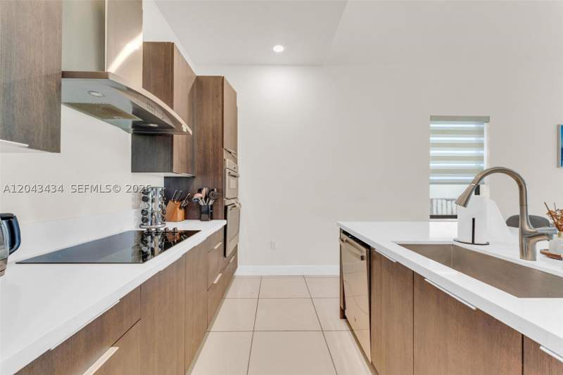 5 bedroom SingleFamilyResidence at 8822 NW 161st Ter, Dunnwoody Lake, Miami Lakes — photo 3