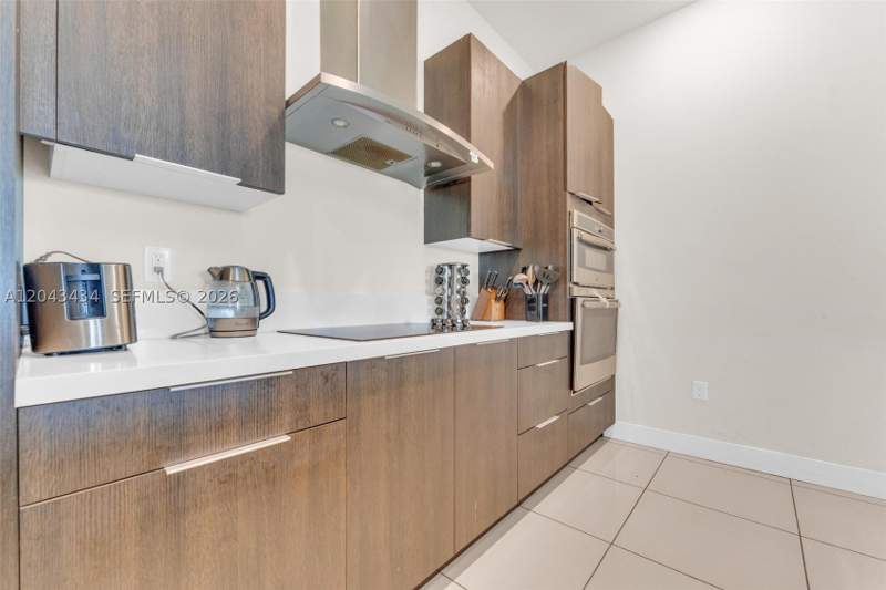 5 bedroom SingleFamilyResidence at 8822 NW 161st Ter, Dunnwoody Lake, Miami Lakes — photo 4