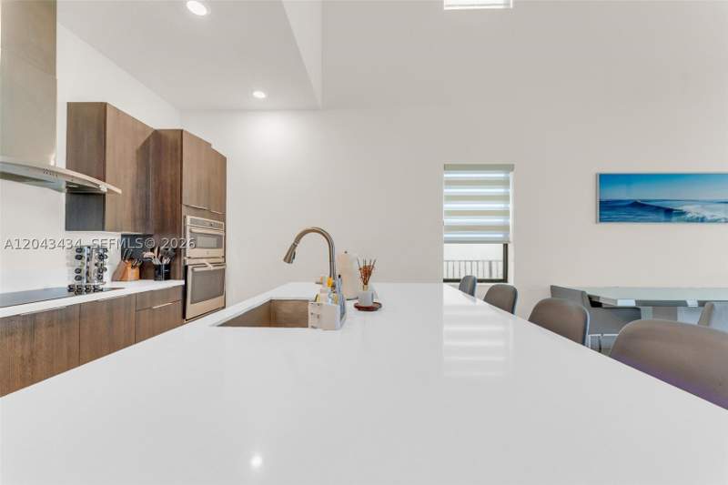 5 bedroom SingleFamilyResidence at 8822 NW 161st Ter, Dunnwoody Lake, Miami Lakes — photo 5