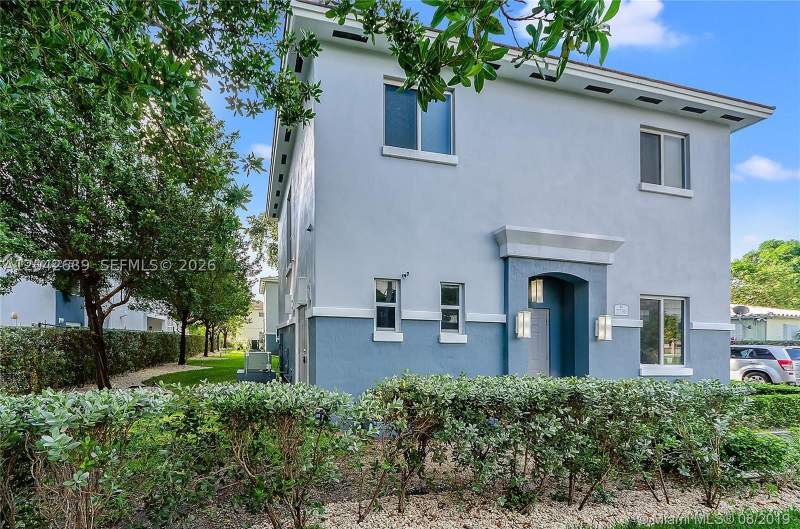3 bedroom Townhouse at 2732 SW 26 St 2732, Gateway To The Grove Cond, Miami — photo 2