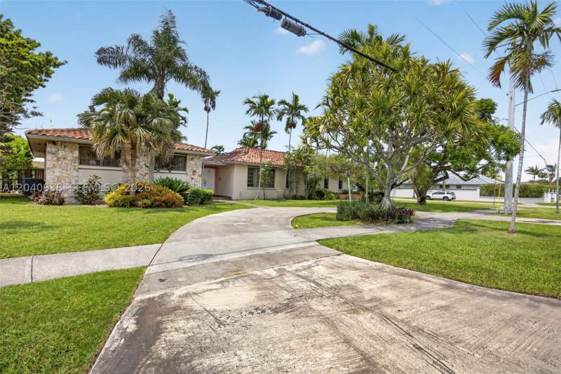 4 bedroom SingleFamilyResidence at 11405 SW 32nd St, Coral Way Estates, Miami — photo 4