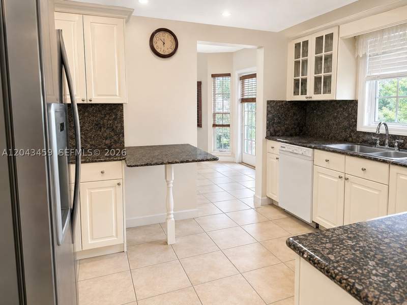 4 bedroom SingleFamilyResidence at 9812 SW 77th Pl, Dadelandwoods Sub, Miami — photo 2