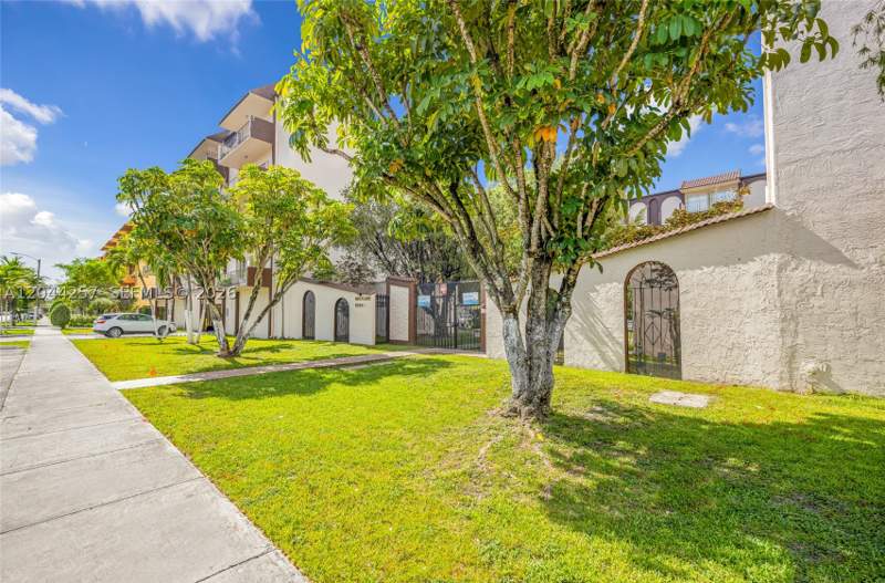 2 bedroom Condominium at 1950 W 54th St 206, Westland-Eden Condo I, Hialeah — photo 3