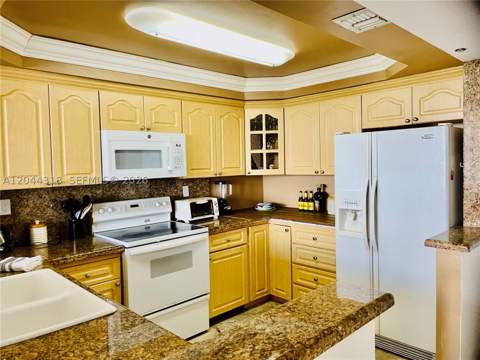 2555 Collins Ave 2006, Miami Beach FL - photo 7 of 27