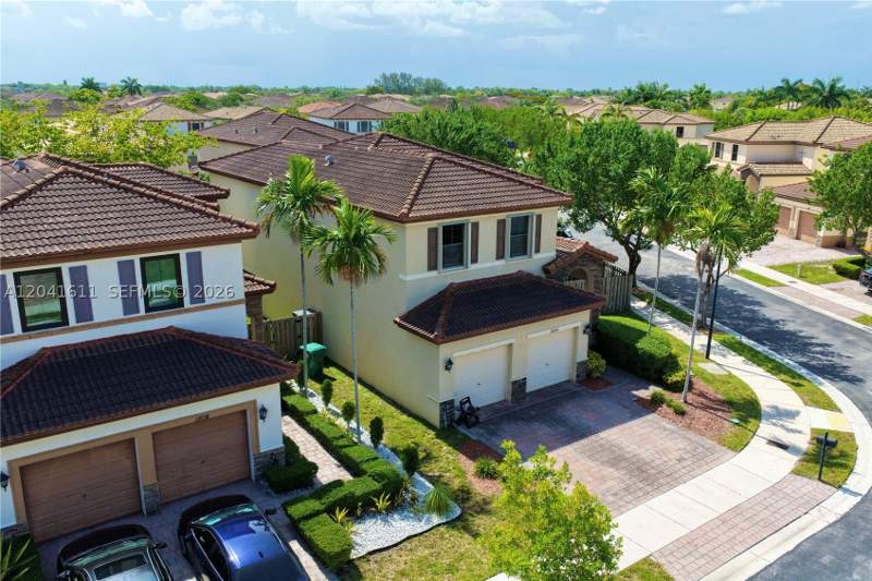5 bedroom SingleFamilyResidence at 22732 SW 92nd Pl, Lakes By The Bay Faye Rep, Cutler Bay — photo 3
