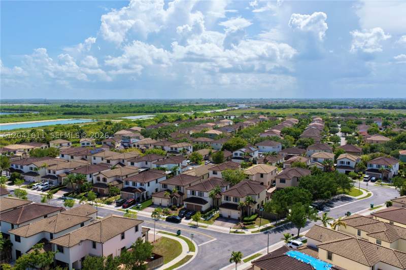 5 bedroom SingleFamilyResidence at 22732 SW 92nd Pl, Lakes By The Bay Faye Rep, Cutler Bay — photo 4