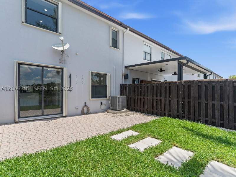 4 bedroom Townhouse at 11628 NW 87th Ln 11628, St Moritz Estates, Doral — photo 2