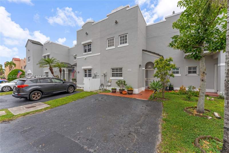 2 bedroom Townhouse at 12427 NW 7th Ln, Lake Pointe Sec 1, Miami — photo 2