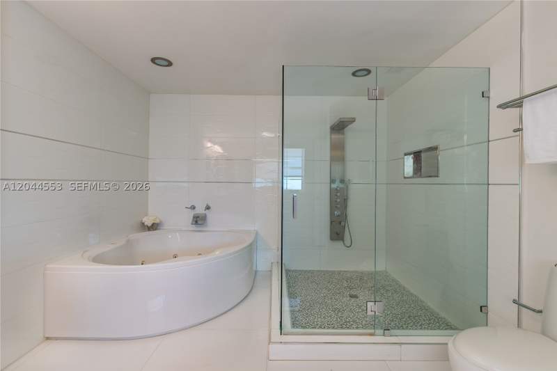 5 bedroom SingleFamilyResidence at 5132 NW 106th Ave, Doral Glen T-17816, Doral — photo 3