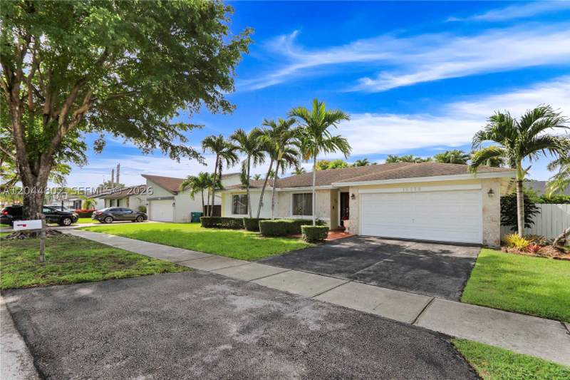 3 bedroom SingleFamilyResidence at 12730 SW 119th St, Shores Lindgren, Miami — photo 3