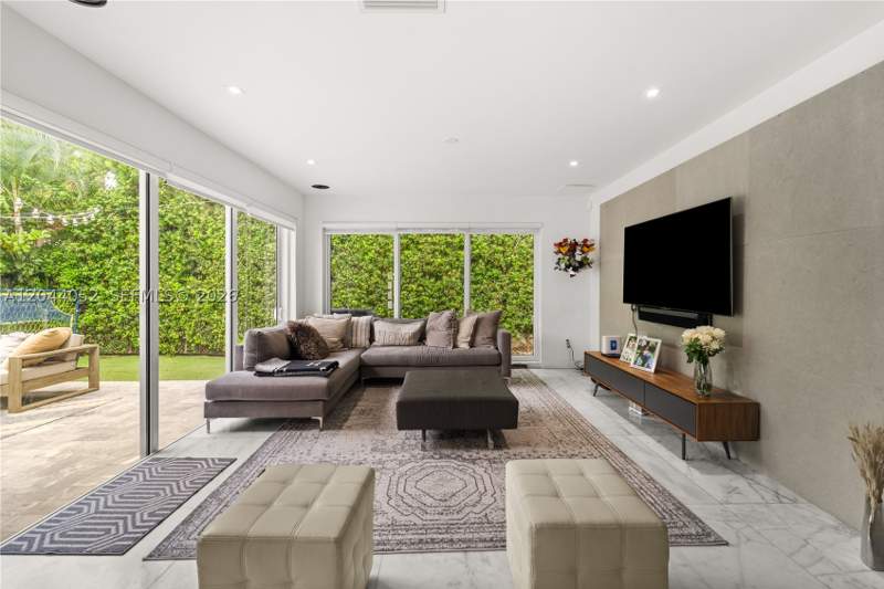 3 bedroom SingleFamilyResidence at 721 Bird Rd, Louise Park, Coral Gables — photo 4
