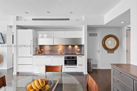 220 21st St 401, Miami Beach FL - photo 6 of 38