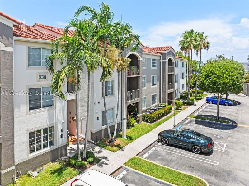 2 bedroom Condominium at 6861 SW 44th St 202, Gables Court Condo, Miami — photo 2