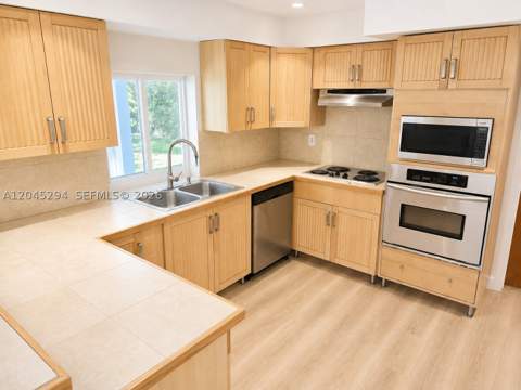 10521 SW 125th St, Miami FL - photo 9 of 31