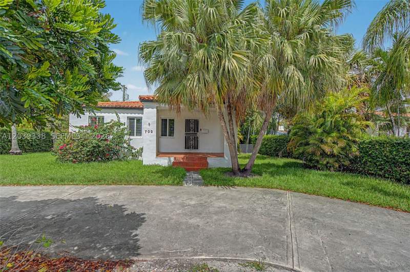 3 bedroom SingleFamilyResidence at 702 Boabadilla St, Coral Gables Flagler Stre, Coral Gables — photo 2