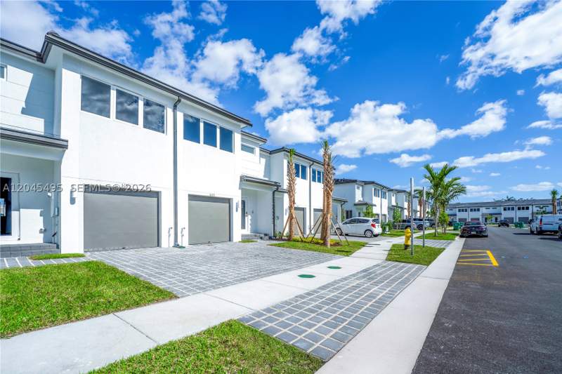 3 bedroom Townhouse at 5125 SW 37th St, Magnolia Park, Pembroke Park — photo 2